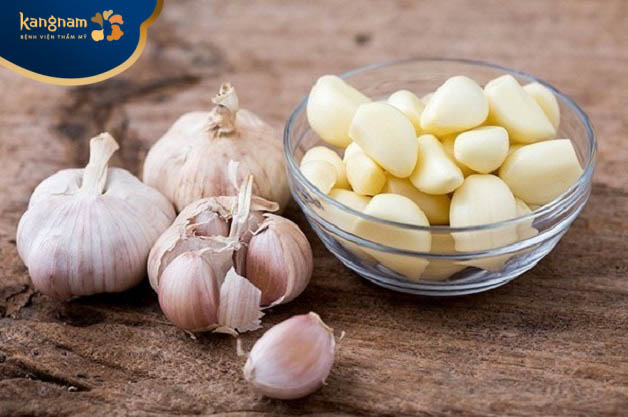 Dùng tỏi trị mụn mông