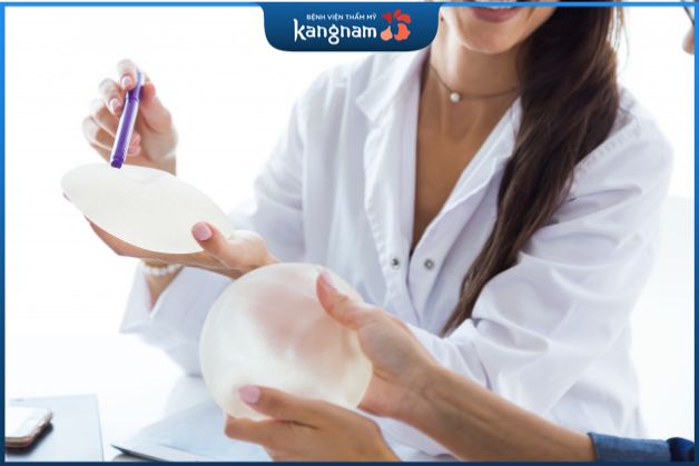 Bác sĩ sẽ tiêm chất độn vào vùng da của bệnh nhân để kiểm tra xem bệnh nhân có phản ứng dị ứng hay không