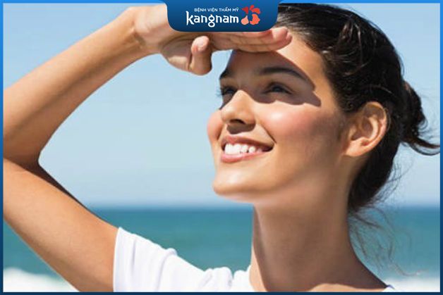 Tiếp xúc nhiều với ánh nắng có thể gây mụn môi