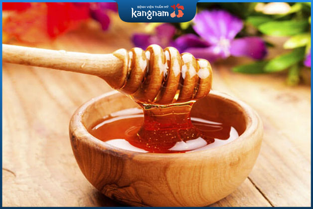 Mật ong nguyên chất bôi trực tiếp giúp giảm thiểu nếp nhăn