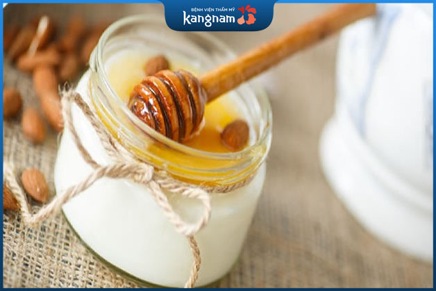 Sự kết hợp giữa mật ong và sữa chua giúp da căng bóng, tươi trẻ