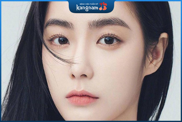 Phụ nữ mày lưỡi liềm gặp nhiều may mắn trong công việc 