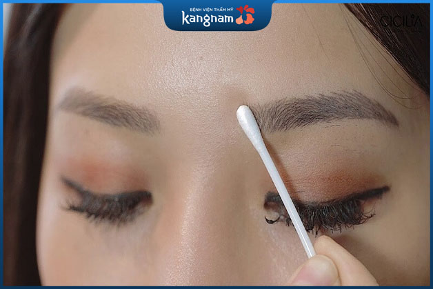 Mọi người có thể dùng một số loại dầu dưỡng để cặp mày bóng và đẹp 