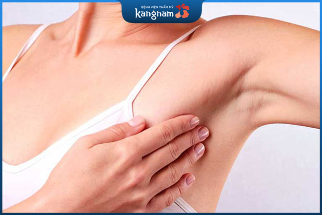 Mụn đá mọc thành từng đám ở nhiều vị trí trên cơ thể