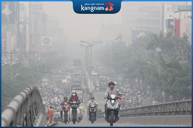 Khói, bụi bẩn cũng làm tình trang da xấu đi 