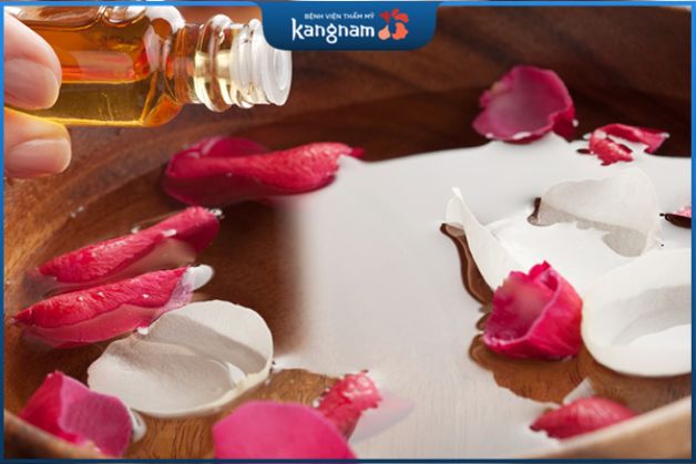 Cách xông mặt trị mụn ẩn bằng hoa hồng có thể giúp cải thiện tình trạng da mụn