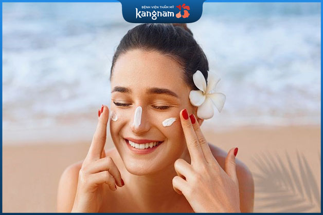 Cần sử dụng kem chống nắng phổ rộng và che chắn nắng kỹ càng