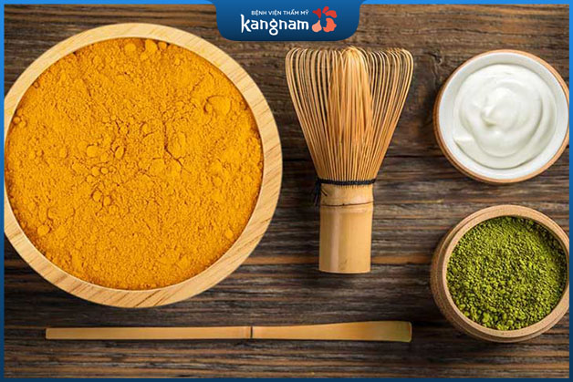 Sự kết hợp giữa trà xanh và tinh bột nghệ giúp giảm mụn nhanh chóng
