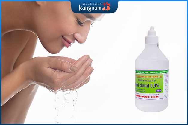 Trong những ngày đầu sau nặn mụn nên vệ sinh da mặt bằng nước muối sinh lý