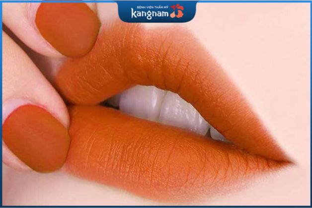 Môi màu cam đất mang đến vẻ đẹp thời thượng, cuốn hút