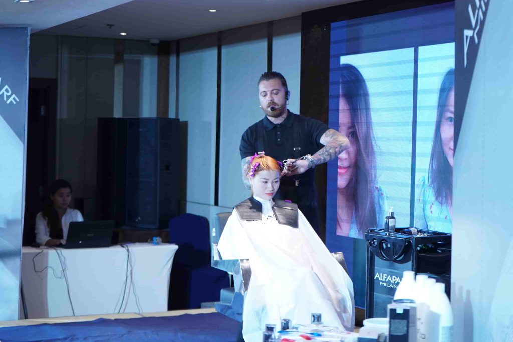 Mr. Gianni Rando biểu diễn kỹ thuật tạo mẫu tóc