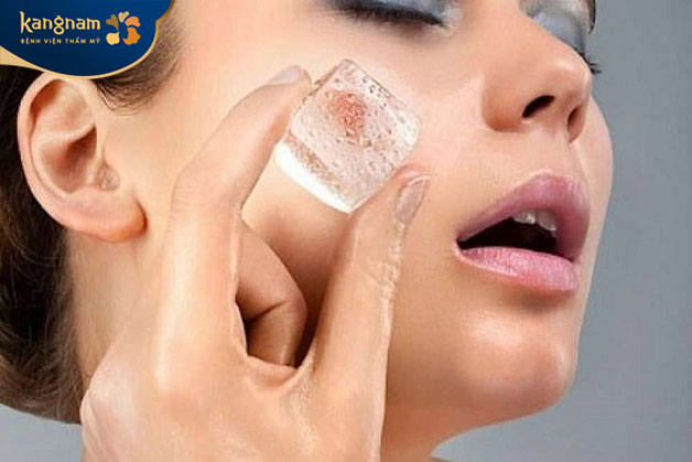 Sự mát lạnh từ đá sẽ khiến nốt mụn bớt khó chịu