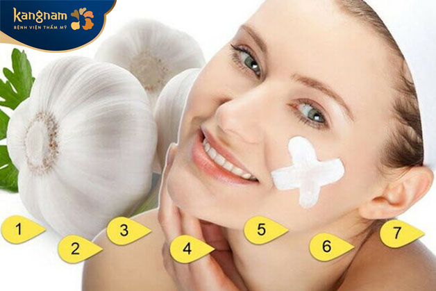 Đắp những lát tỏi mỏng sẽ giúp se cồi mụn nhanh hơn