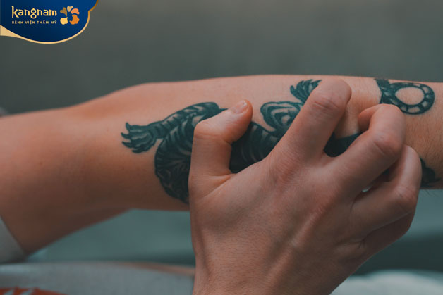 Không gãi vào vùng da vừa tattoo