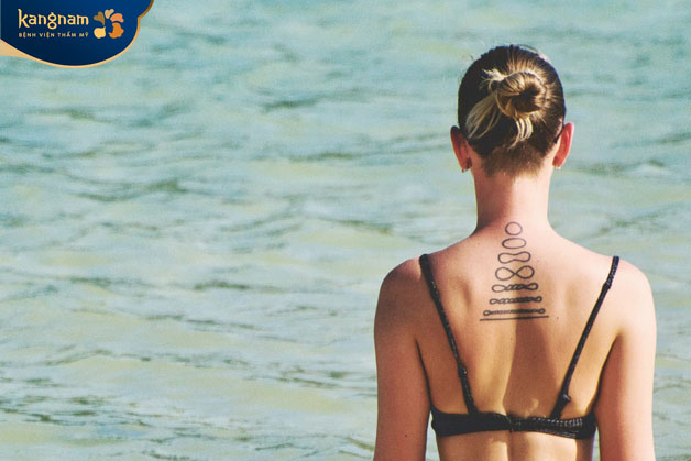 Tránh tiếp xúc với nước trong vòng 12 tiếng sau khi xăm