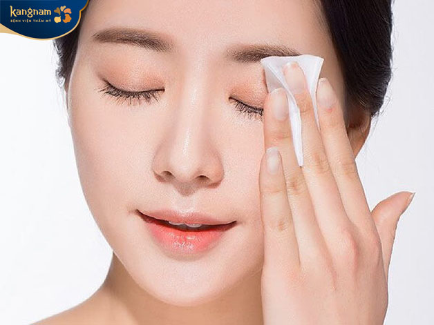 Khi vệ sinh lông mày nên nhẹ nhàng lau bằng bông tẩy trang