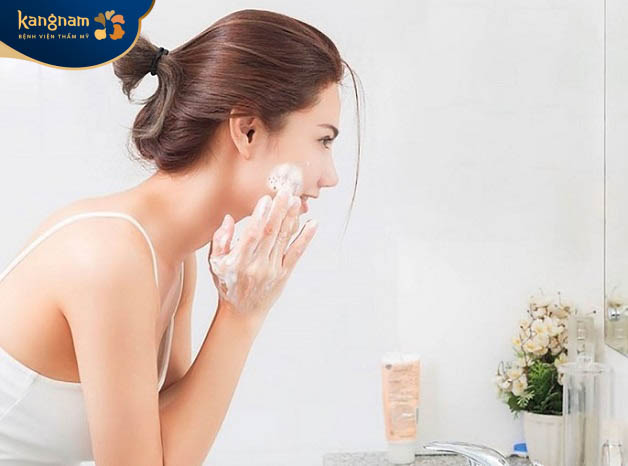 sử dụng Sữa rửa mặt dạng gel, độ pH cân bằng, dịu nhẹ