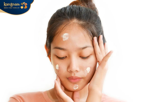 Mụn có thể do sản phẩm dưỡng da không phù hợp