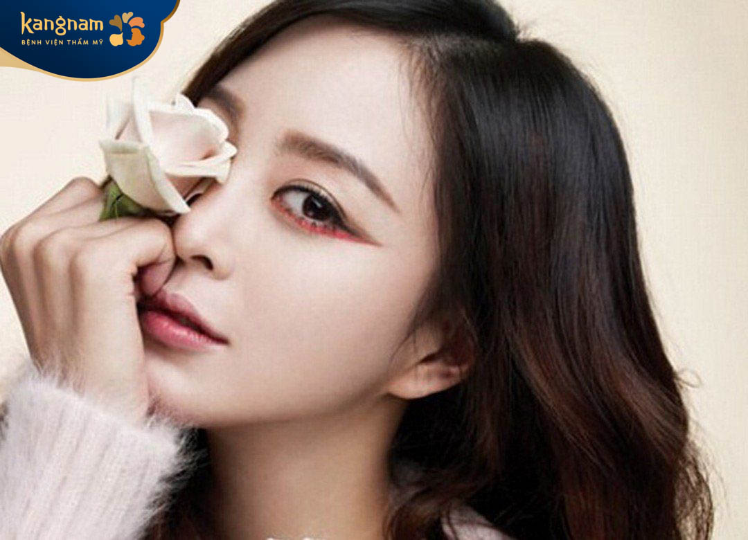 Dáng mày góc cạnh mềm