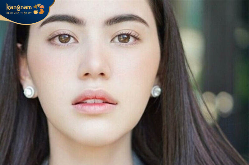 Điêu khắc lông mày hình cánh cung được nhiều ngôi sao nổi tiếng lựa chọn