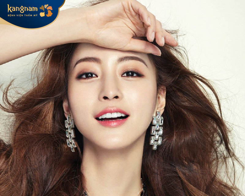 Lông mày bán nguyệt giúp hài hoà với đường nét mặt tròn