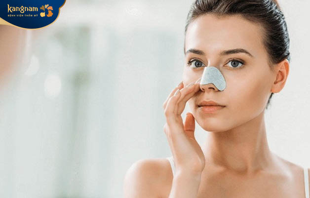 Lột mụn cám không đúng cách có thể khiến tình trạng mụn thêm nặng