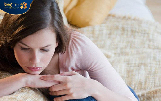 Mụn cám có thể do những nguyên nhân từ trong cơ thể gây nên