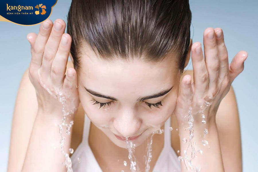 Nên vệ sinh da mặt sạch sẽ