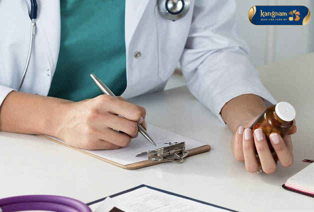 Sử dụng thuốc bôi, thuốc uống theo chỉ định của bác sĩ để trị mụn nang