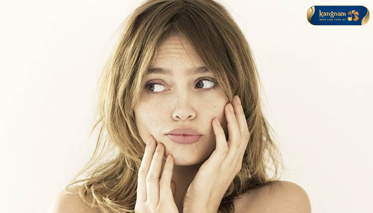 Không chạm tay lên da mặt