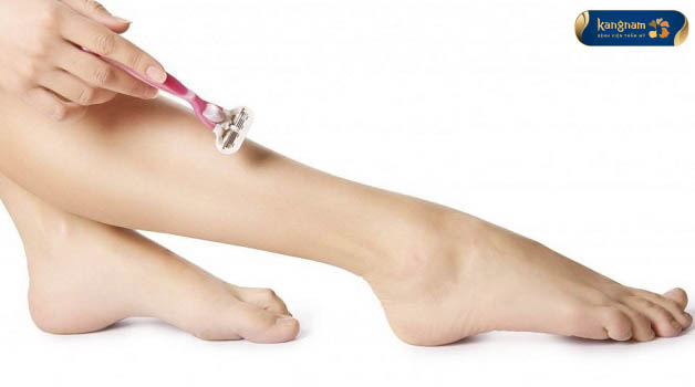 Cạo tẩy lông chân sai cách cũng là nguyên nhân gây mụn nhọt