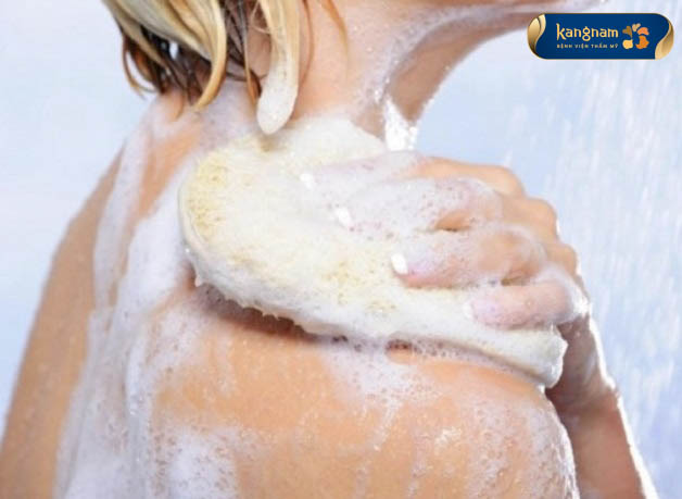 Vệ sinh cơ thể sạch sẽ để làm giảm nguy cơ hình thành mụn nhọt