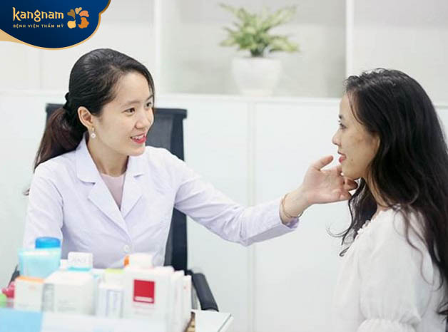 Thăm khám với bác sĩ da liễu càng sớm càng tốt