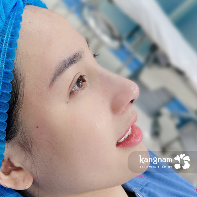 Sở hữu mũi cao thon gọn, đầu mũi giọt nước