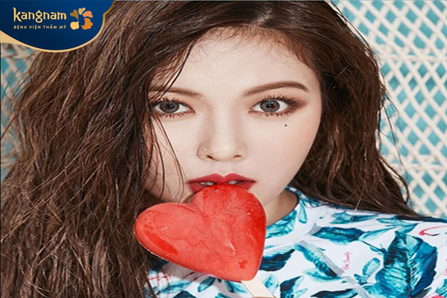 Nhan sắc Hyuna nổi bật hơn hẳn với nốt ruồi