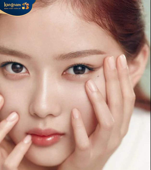 nốt ruồi dưới mắt khiến cho khuôn mặt sắc nét hơn