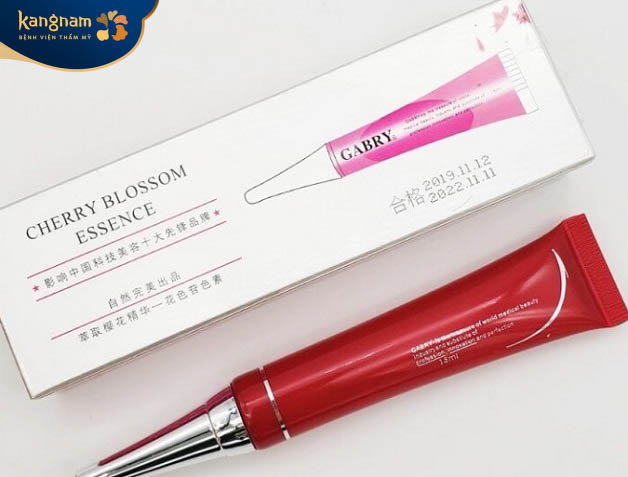 Thoa son dưỡng kích màu môi khi môi 1 tháng phun xăm vẫn chưa lên màu