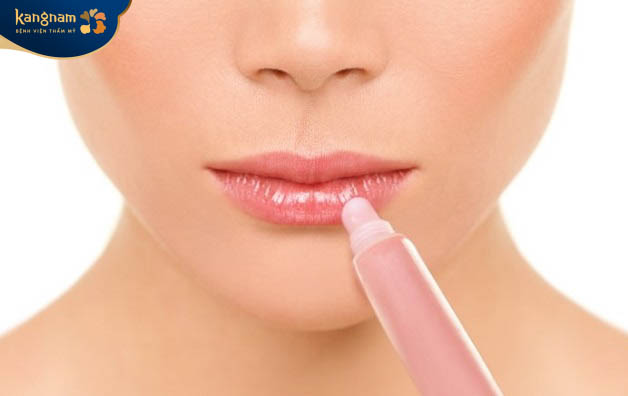 Không nên sử dụng son có màu