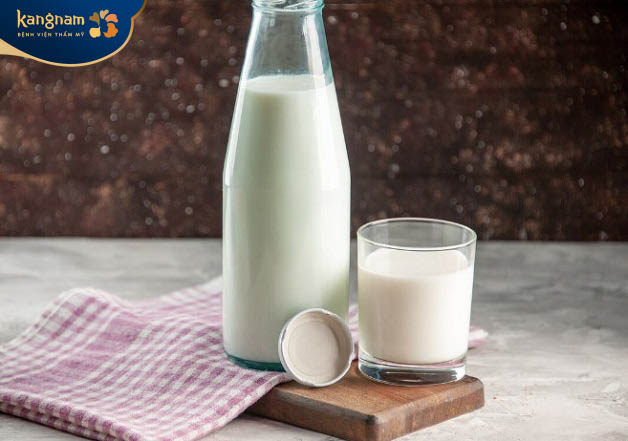 Nên uống sữa sau phun môi