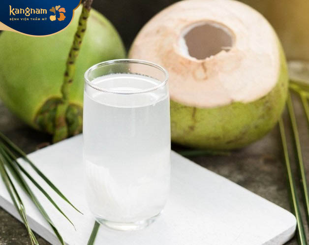 Có thể uống nước dừa sau khi phun môi