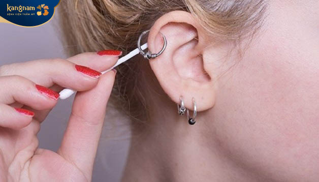 Vệ sinh vùng xỏ khuyên đúng cách
