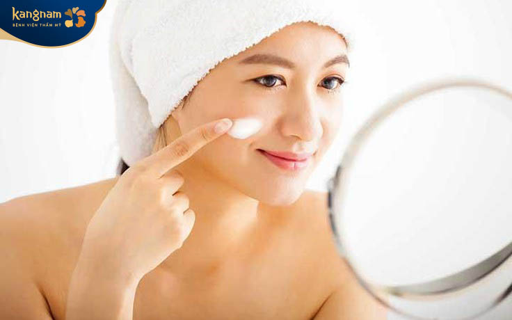 Trước khi ra đường bạn nên che chắn cẩn thận nhằm tránh vùng sẹo tiếp xúc trực tiếp với tia UV