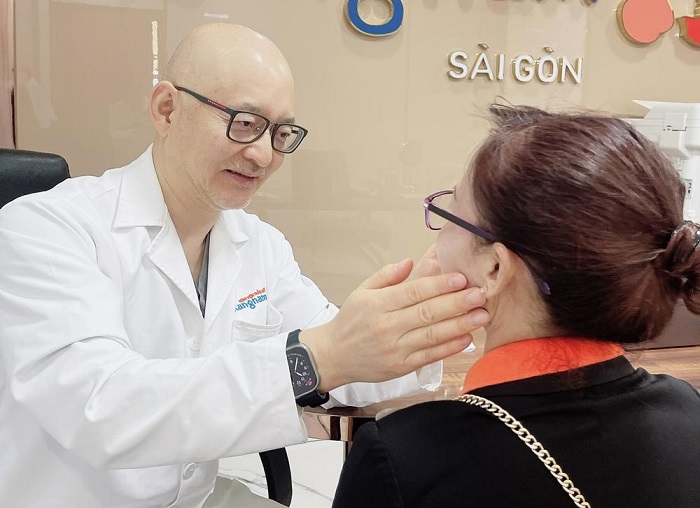 Giáo sư Kim Jeong Hwang tư vấn tại sự kiện