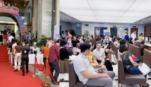 Hàng trăm người đổ bộ sự kiện thẩm mỹ cùng Hoa hậu Hàn Quốc tại Kangnam