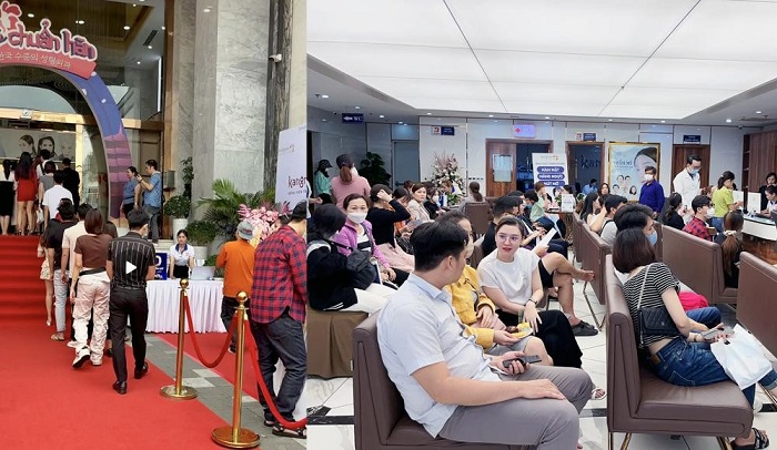 Hàng trăm người đổ bộ sự kiện thẩm mỹ cùng Hoa hậu Hàn Quốc tại Kangnam