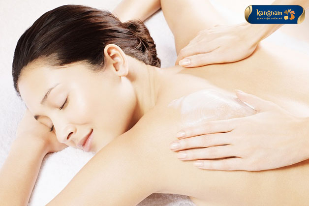 Khi dùng bột ngọc trai tắm trắng, làn da trở nên sáng mịn và mờ vết thâm