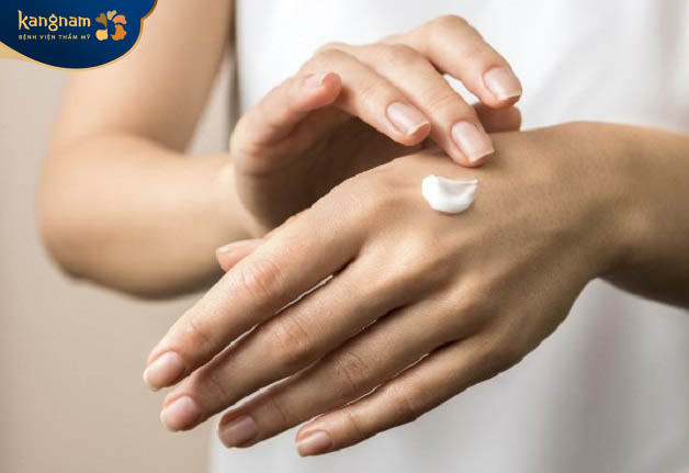 Thử nghiệm tắm trắng khô ra tay trước khi sử dụng