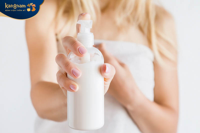 Để đảm bảo da không bị ánh nắng mặt trời gây hại, bạn vẫn nên sử dụng kem chống nắng, che chắn cẩn thận