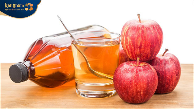 Pha loãng giấm táo thoa lên da sẽ giúp trắng da cổ