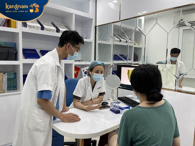 Bác sĩ thăm khám, tư vấn cho khách hàng